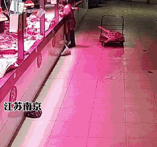 随手扔下一小块猪肉，代价 2 万元