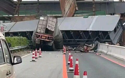惊险！广东一在建高架垮塌，有货车被砸中