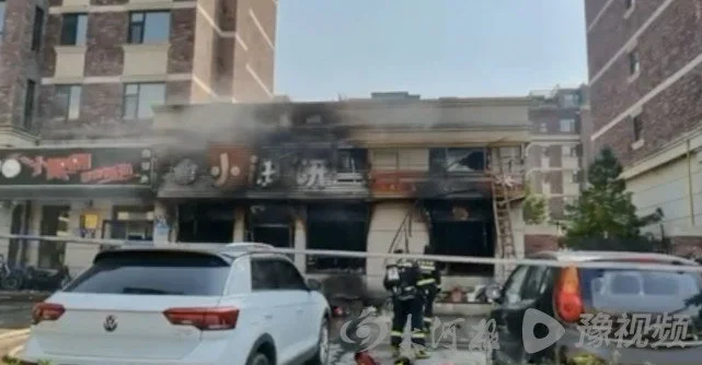 长春起火餐厅目击者：餐厅内部有两层，二楼窗户被牌匾封死