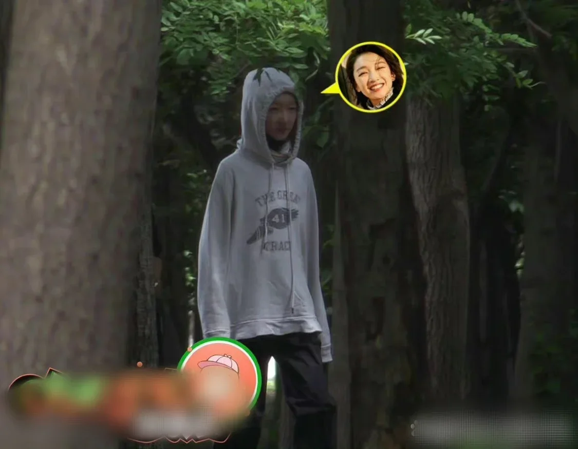 周冬雨疑违反北京管理条例？与妈妈闲暇逛公园，高片酬却随意采摘果子
