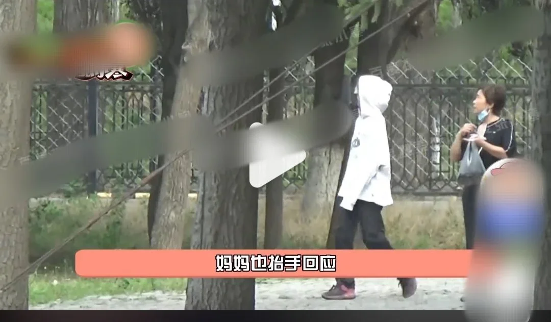 周冬雨疑违反北京管理条例？与妈妈闲暇逛公园，高片酬却随意采摘果子