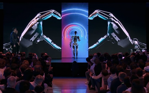 直击特斯拉AI日：人形机器人“擎天柱”亮相