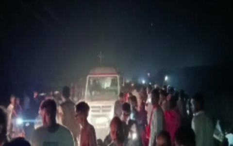 印度一载有47人的拖拉机驶入池塘 致10人死亡