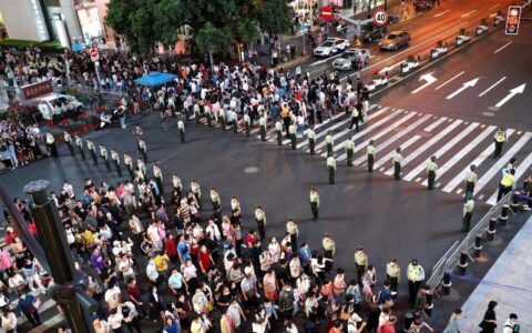 上海南京路再现武警拉链式人墙