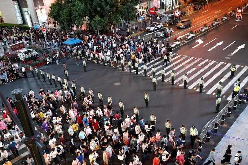 上海南京路再现武警拉链式人墙