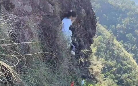 两女子爬山被困400米高悬崖