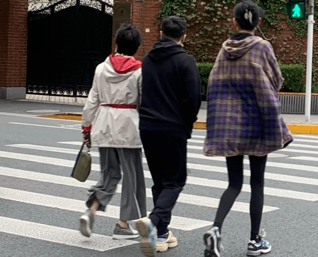 奚梦瑶陪老公和婆婆逛街，一路靠边站像跟班，何猷君全程妈宝男