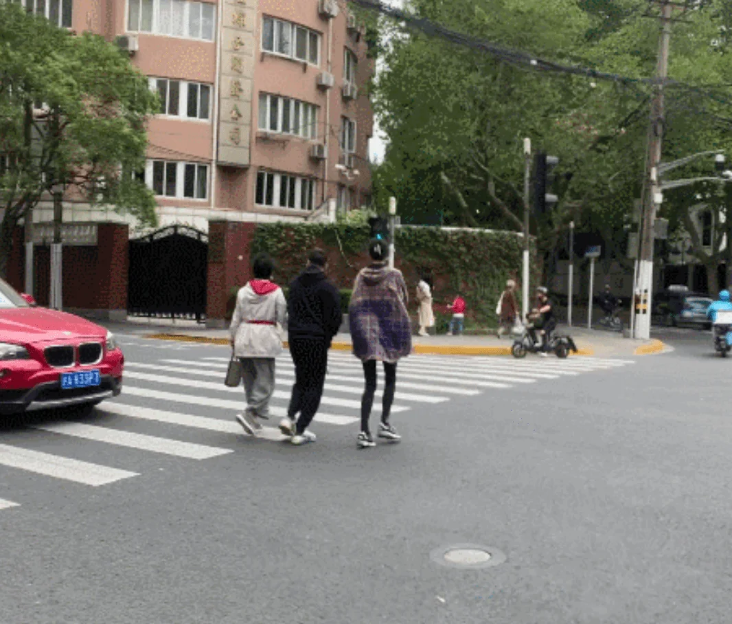 奚梦瑶陪老公和婆婆逛街，一路靠边站像跟班，何猷君全程妈宝男