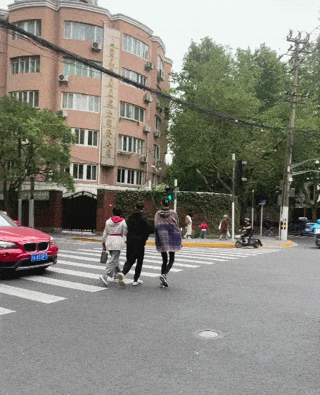 奚梦瑶陪老公和婆婆逛街，一路靠边站像跟班，何猷君全程妈宝男