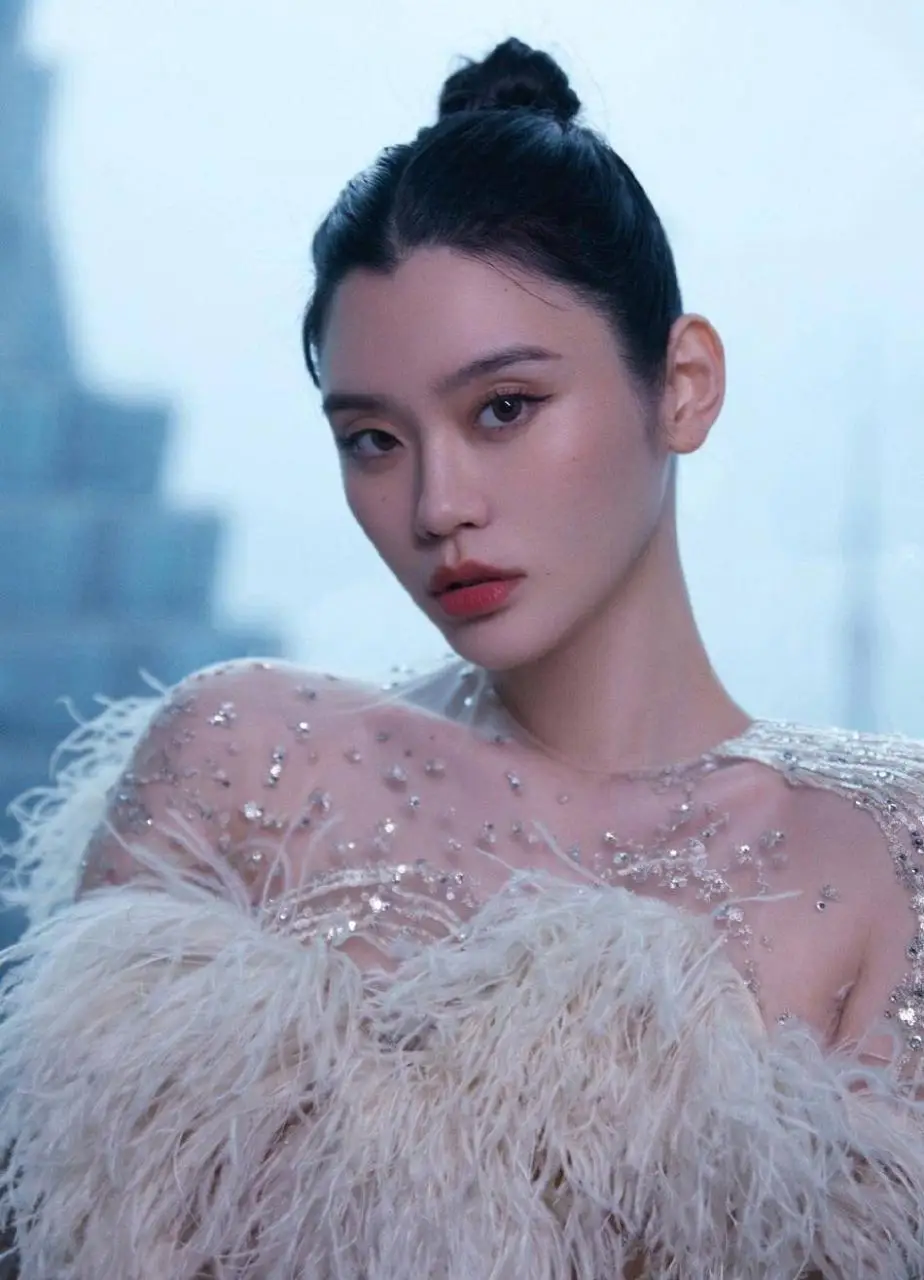 奚梦瑶陪老公和婆婆逛街，一路靠边站像跟班，何猷君全程妈宝男