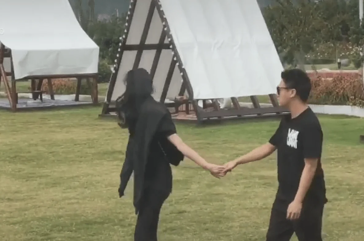 奚梦瑶陪老公和婆婆逛街，一路靠边站像跟班，何猷君全程妈宝男