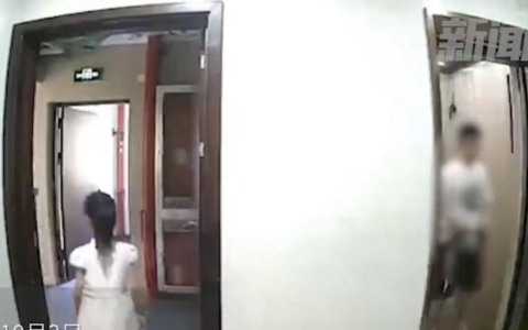 男子电梯内猥亵两女孩被抓