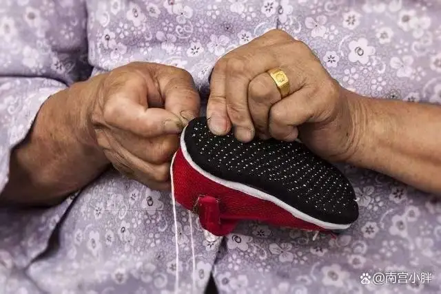 男子将母亲38年前做的布鞋当挂件，睹物思人满满的都是思念和爱