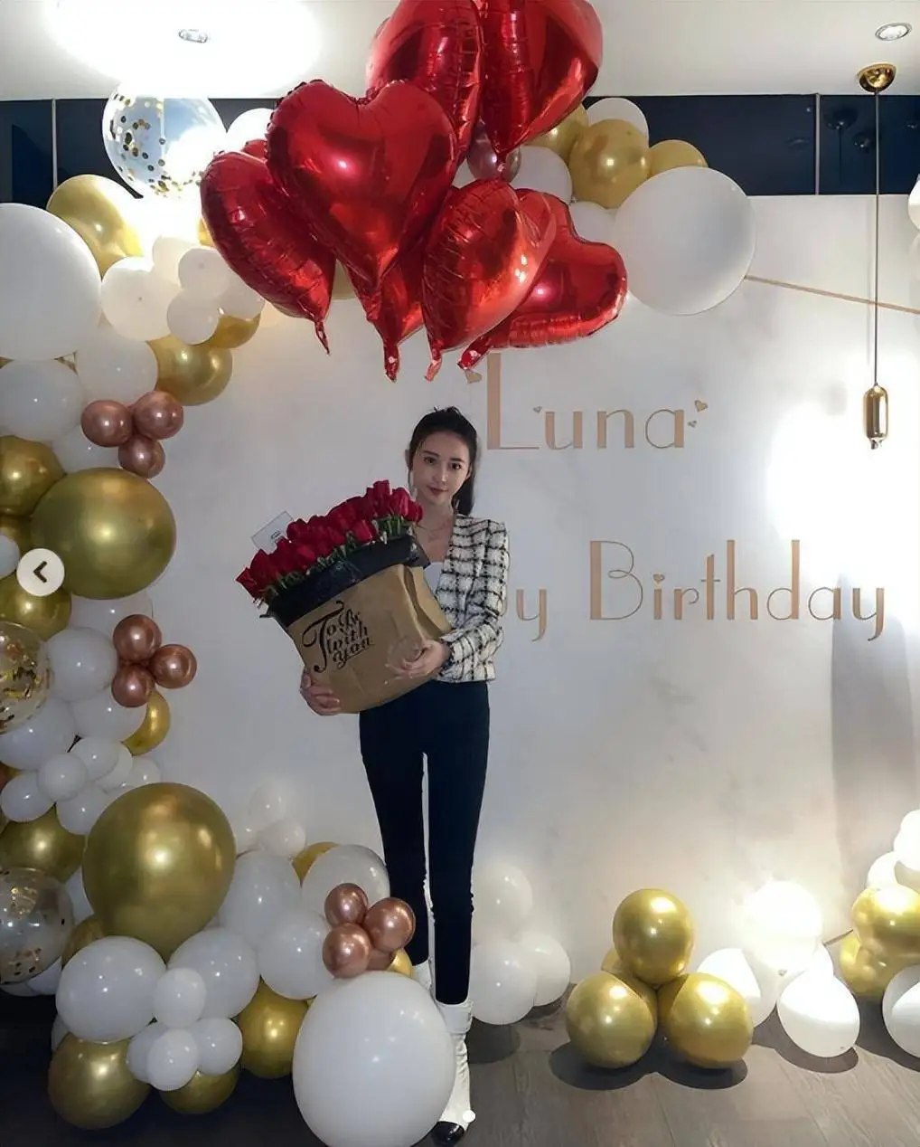 潘玮柏车内自拍，身后现婴儿座椅，网友猜他真的喜当爹有宝宝了？