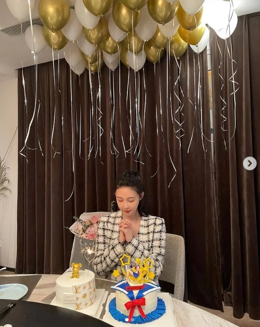 潘玮柏车内自拍，身后现婴儿座椅，网友猜他真的喜当爹有宝宝了？