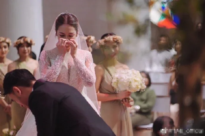 泰国演员TAE再婚娶空姐女友 婚礼现场妻子感动落泪