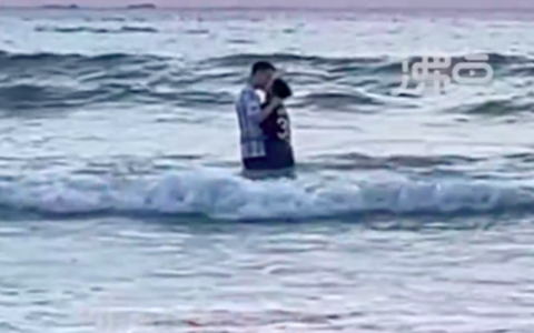 情侣看日出站海浪里拥吻险被冲倒，目击者：全程十几分钟，很危险