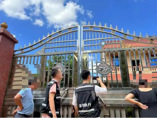 住4层别墅却拒还3万余欠款，法院动真格，“老赖”现场筹款还债