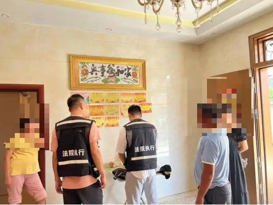 住4层别墅却拒还3万余欠款，法院动真格，“老赖”现场筹款还债
