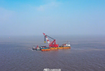 时隔150多年重见天日！长江口二号古船被打捞出水