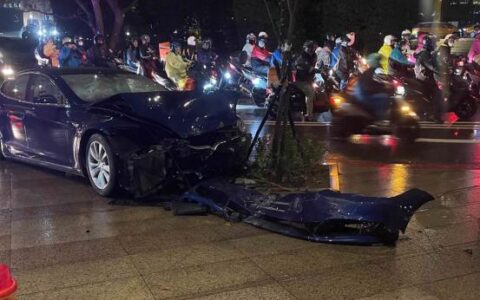 又来！台北一特斯拉 Model S “失控暴冲” 造成 3 人受伤