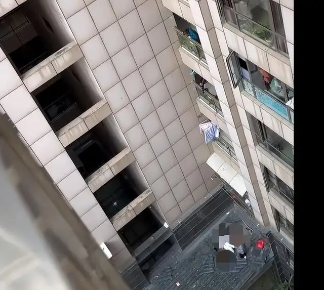 一对母女坠楼?物业称“孩子才几个月大”,警方回应 一对母女坠楼?物业称“孩子才几个月大”,警方回应