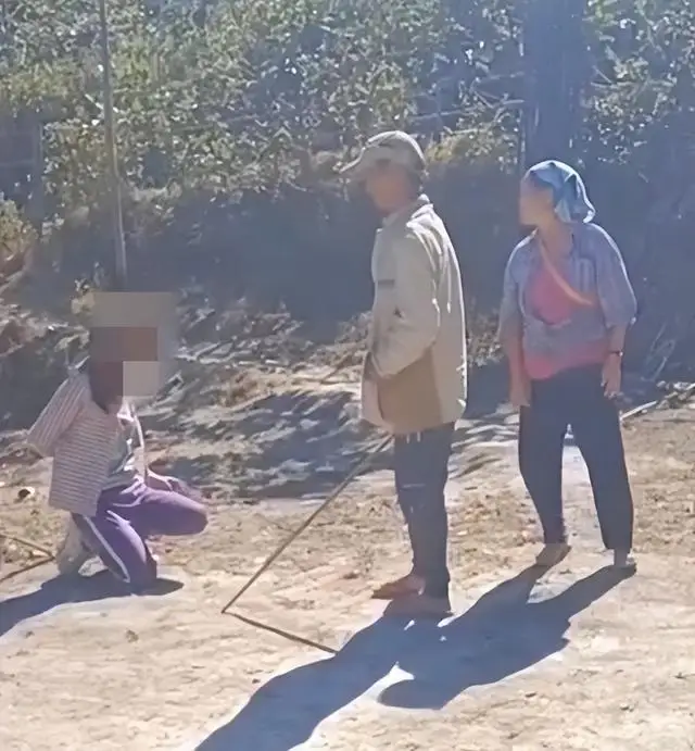 云南一女子被12人轮流棍击?警方:正在调查,妇联:事发地点有待核实 云南一女子被12人轮流棍击?警方:正在调查,妇联:事发地点有待核实