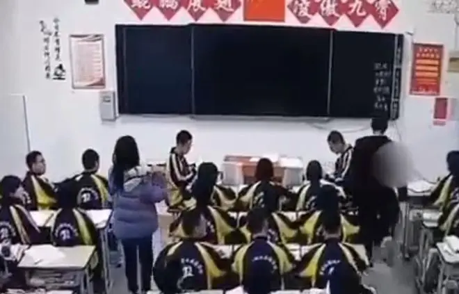 河南一教师教室内飞腿踢翻学生 校方：学生骂他引发 已辞退