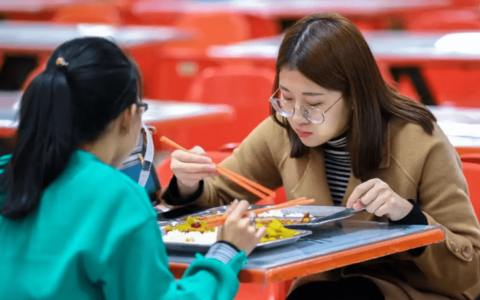 学生建议猪肚加量，食堂反手删除“猪肚”二字，校方发文回应争议