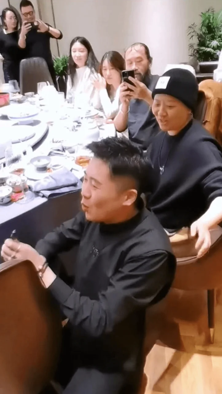 杨丽萍与友聚餐大鱼大肉，男粉丝当场下跪求签名，杨丽萍反应冷漠