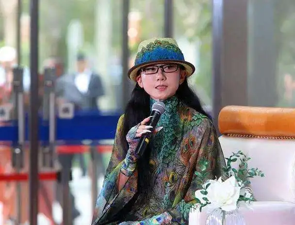 杨丽萍与友聚餐大鱼大肉，男粉丝当场下跪求签名，杨丽萍反应冷漠