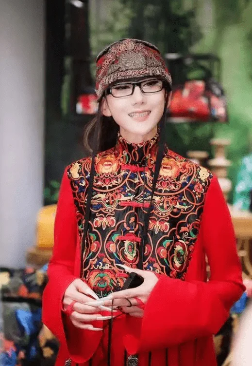 杨丽萍与友聚餐大鱼大肉，男粉丝当场下跪求签名，杨丽萍反应冷漠