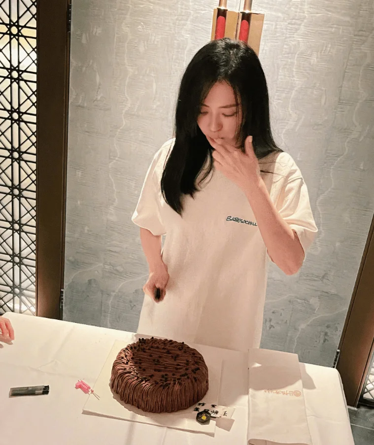 张靓颖确诊新冠！为演唱会故意被传染，发烧头晕全身酸痛一天痊愈
