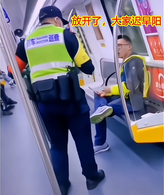 深圳一男子地铁上拒戴口罩,称自己阳过不用戴,与乘务人员起争执 深圳一男子地铁上拒戴口罩,称自己阳过不用戴,与乘务人员起争执