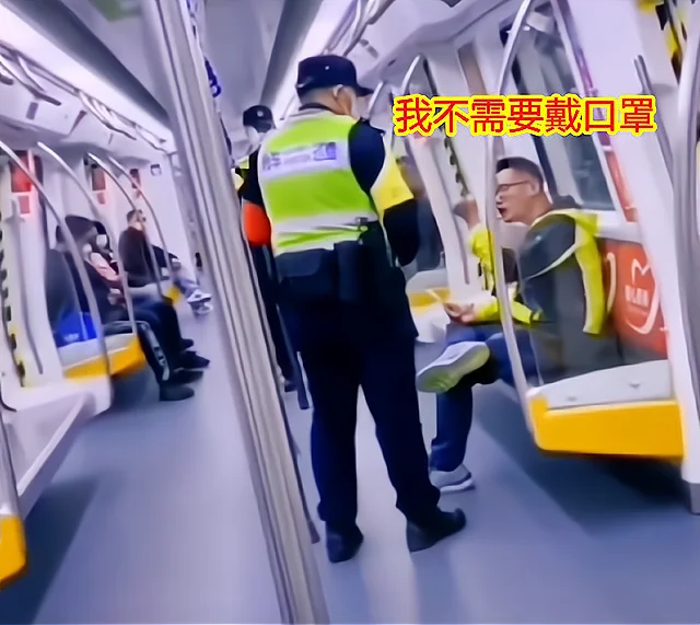 深圳一男子地铁上拒戴口罩,称自己阳过不用戴,与乘务人员起争执 深圳一男子地铁上拒戴口罩,称自己阳过不用戴,与乘务人员起争执