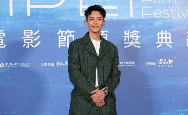 柯震东被曝拍戏意外受伤险毁容 经纪人证实：脸部严重破相