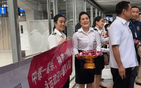 首批赴泰中国旅客感觉自己像明星，网友：不要去不友好国家受气了