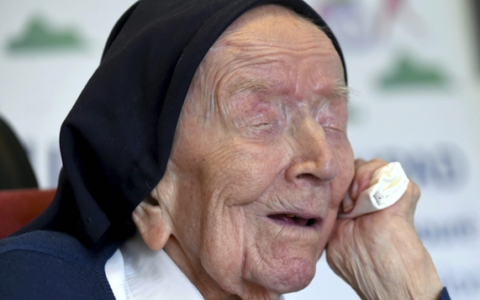 全球最长寿老人去世享年118岁，经历18任法国总统，挺过新冠疫情