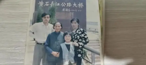 “不可思议，像做梦一样” 双胞胎姐妹失散35年后相见