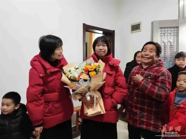 “不可思议，像做梦一样” 双胞胎姐妹失散35年后相见