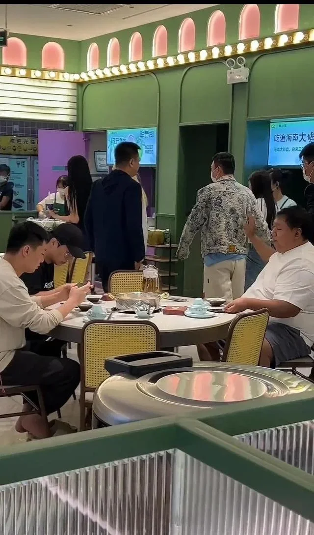 王思聪新年三亚吃椰子鸡，紧搂女友有说有笑，入住酒店18万一晚