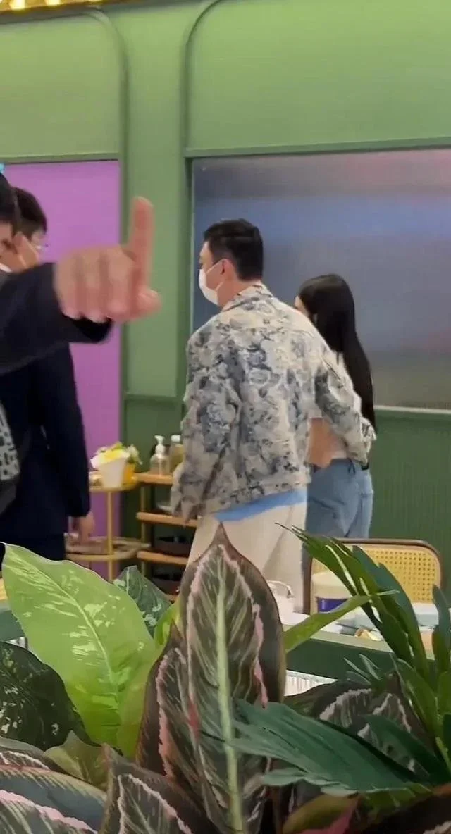 王思聪新年三亚吃椰子鸡，紧搂女友有说有笑，入住酒店18万一晚