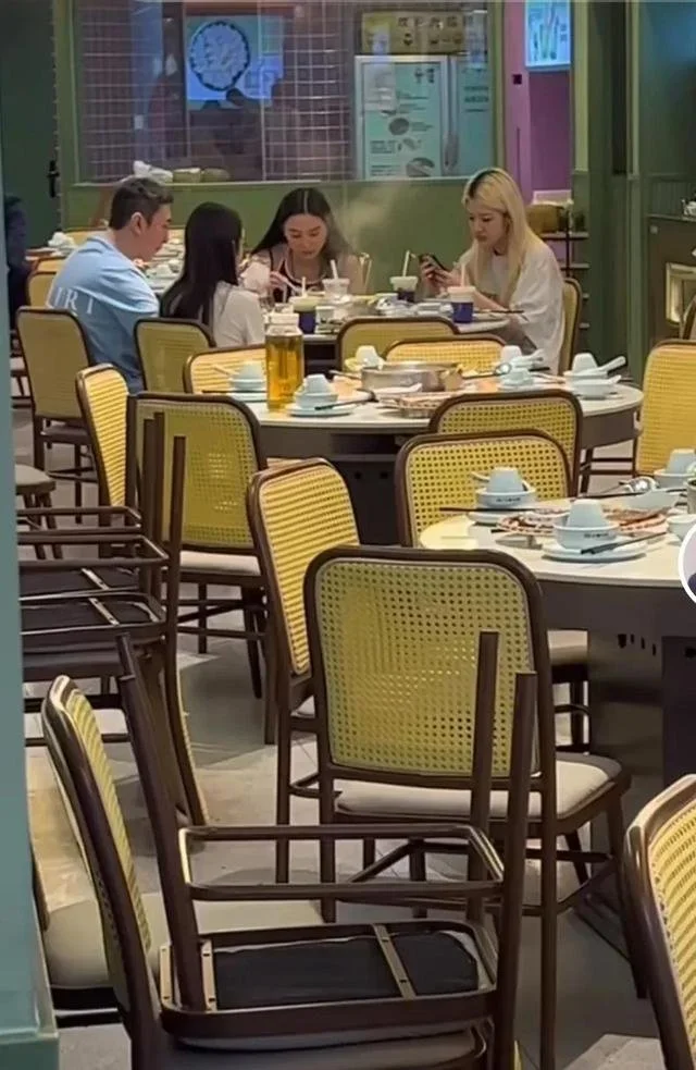 王思聪新年三亚吃椰子鸡，紧搂女友有说有笑，入住酒店18万一晚