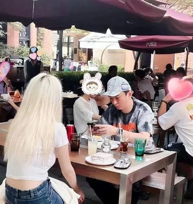 王思聪新年三亚吃椰子鸡，紧搂女友有说有笑，入住酒店18万一晚