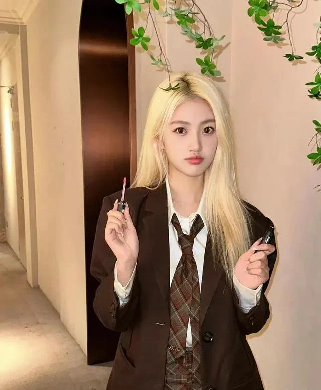 王思聪新年三亚吃椰子鸡，紧搂女友有说有笑，入住酒店18万一晚