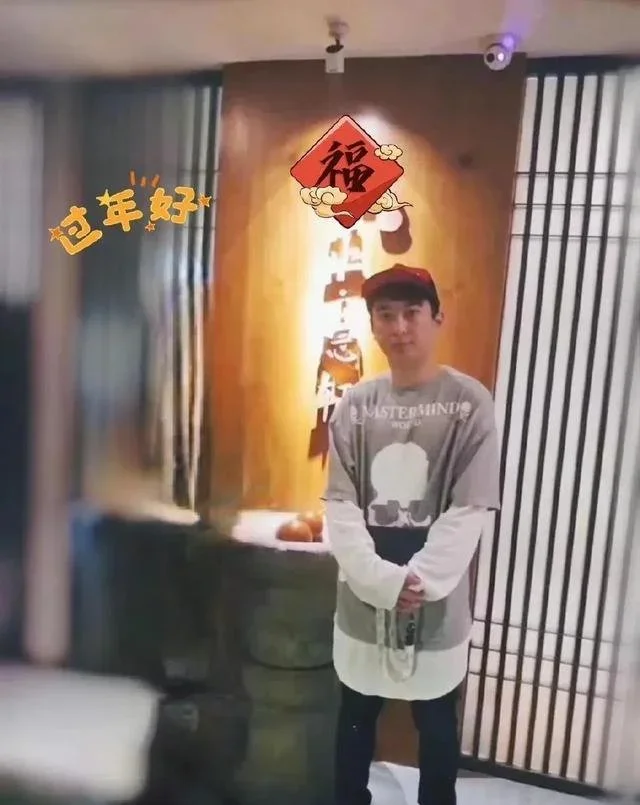 王思聪新年三亚吃椰子鸡，紧搂女友有说有笑，入住酒店18万一晚