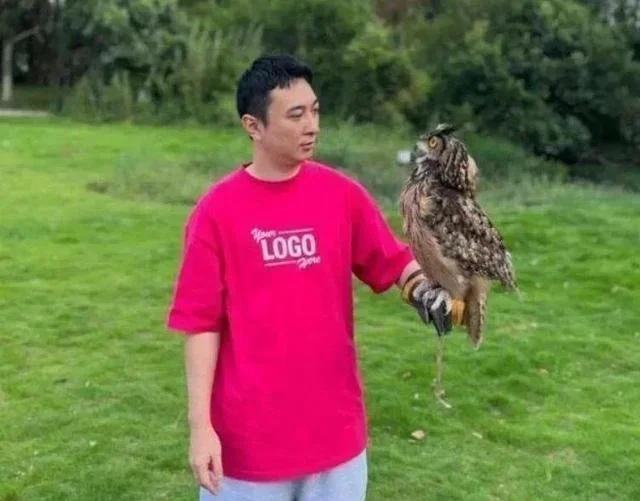 王思聪新年三亚吃椰子鸡，紧搂女友有说有笑，入住酒店18万一晚