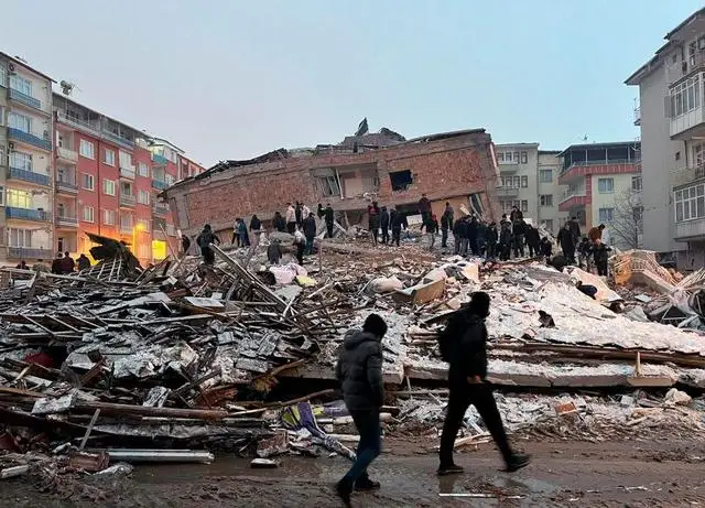 土耳其14名运动员被埋废墟,中国留洋球员报平安:离死亡很近,很多队友吓哭了 土耳其14名运动员被埋废墟,中国留洋球员报平安:离死亡很近,很多队友吓哭了