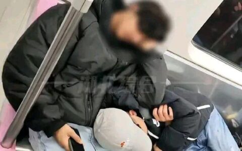 武汉地铁3名外籍男子横卧整排座位
