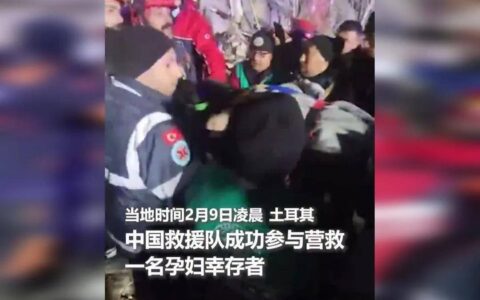 土耳其小伙和中国救援队并肩战斗,一大妈无私的为队员捂手取暖